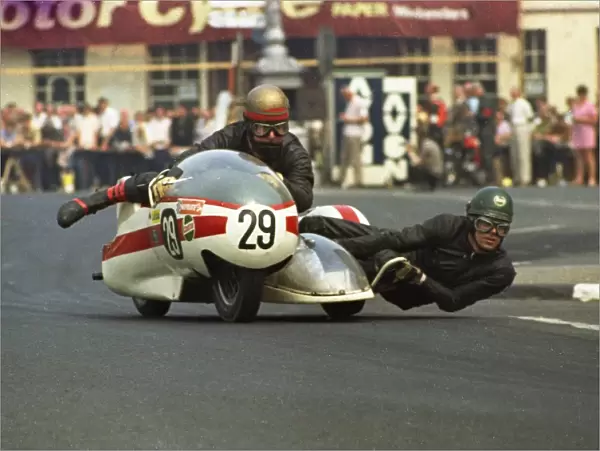 Matty Mines & Geoff Davis (Matchless) 1970 500 Sidecar TT