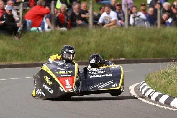 Dave Molyneux & Dan Sayle (DMR Honda) 2004 Sidecar TT