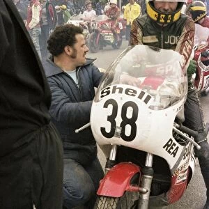 Fitting the hard plugs: Joey Dunlop (Yamaha) 1979 Classic TT