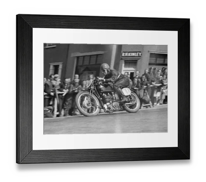 Framed Print : Ralph Seymour (Velocette) on Bray Hill