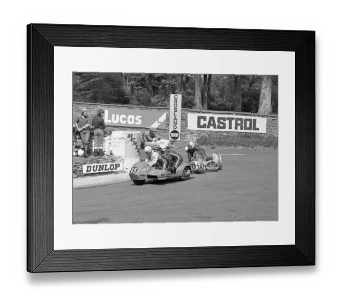 Framed Print : Bran Bardsley & Peter Cropper (Suzuki): 1976 1000cc Sidecar TT Framed Print : Bran Bardsley & Peter Cropper (Suzuki): 1976 1000cc Sidecar TT