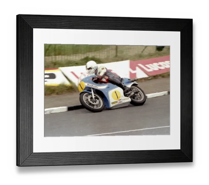 Framed Print : Bill Smith (Suzuki) at Signpost Corner; 1978 Senior TT Framed Print : Bill Smith (Suzuki) at Signpost Corner; 1978 Senior TT