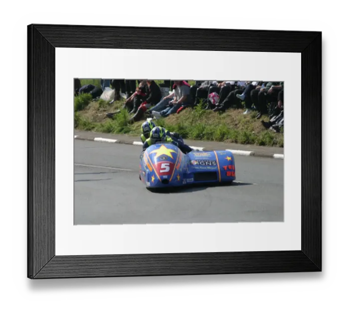 Framed Print : Simon Neary & Stuart Bond (Yamaha) 2007 Sidecar TT Framed Print : Simon Neary & Stuart Bond (Yamaha) 2007 Sidecar TT