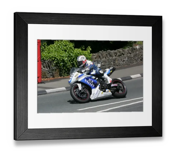 Framed Print : Paul Shoesmith (Yamaha) 2008 Senior TT Framed Print : Paul Shoesmith (Yamaha) 2008 Senior TT