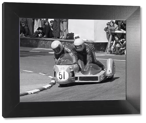 Tony Wakefield & Colin Newbold (British Magnum) 1975 1000 Sidecar TT