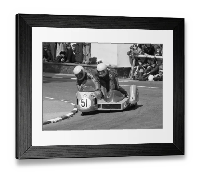 Framed Print : Tony Wakefield & Colin Newbold (British Magnum) 1975 1000 Sidecar TT Framed Print : Tony Wakefield & Colin Newbold (British Magnum) 1975 1000 Sidecar TT