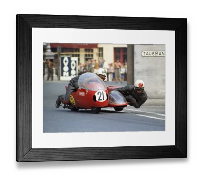 Framed Print : Steve Sinnott & Jim Williamson (SWS) 1970 Sidecar TT Framed Print : Steve Sinnott & Jim Williamson (SWS) 1970 Sidecar TT