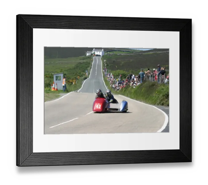 Framed Print : Wally Saunders & Eddie Kiff (Yamaha) 2007 Sidecar TT Framed Print : Wally Saunders & Eddie Kiff (Yamaha) 2007 Sidecar TT