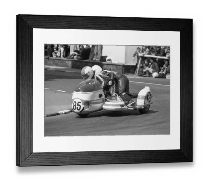 Framed Print : Adrian Rivett & Giana Ward (BMW) 1975 500cc Sidecar TT
