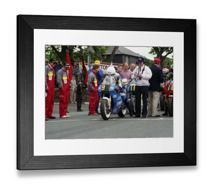 Framed Print : Steve Linsdell (Yamaha) 1995 Singles TT Framed Print : Steve Linsdell (Yamaha) 1995 Singles TT