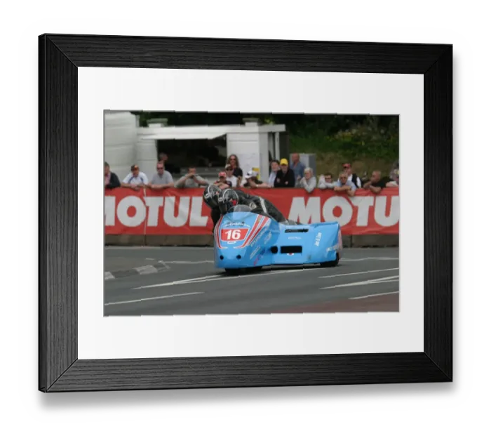Framed Print : Rob Handcock & Ken Edwards (Honda) 2011 Sidecar TT Framed Print : Rob Handcock & Ken Edwards (Honda) 2011 Sidecar TT