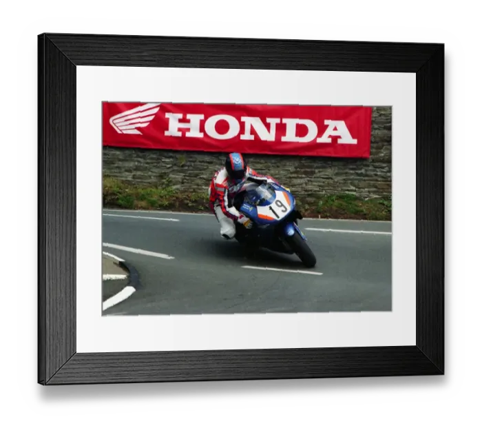 Framed Print : Gary Dynes (Yamaha) 1999 Senior TT Framed Print : Gary Dynes (Yamaha) 1999 Senior TT