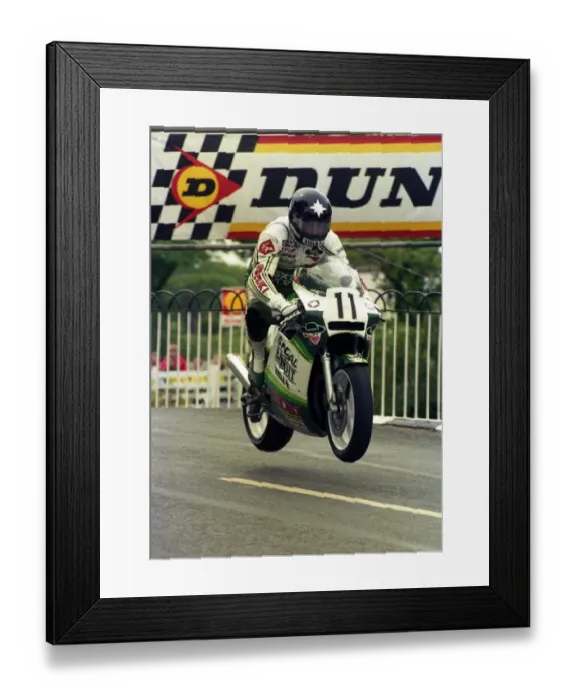 Framed Print : Roger Marshall (Skoal Bandit Suzuki) 1987 Formula One TT Framed Print : Roger Marshall (Skoal Bandit Suzuki) 1987 Formula One TT