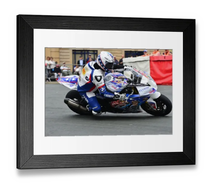 Framed Print : Paul Shoesmith (BMW) 2015 Senior TT Framed Print : Paul Shoesmith (BMW) 2015 Senior TT