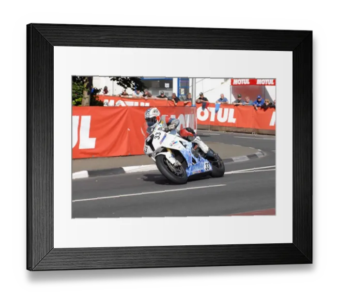 Framed Print : Paul Shoesmith (BMW) 2011 Senior TT Framed Print : Paul Shoesmith (BMW) 2011 Senior TT
