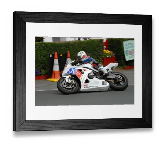 Framed Print : Paul Shoesmith (Yamaha) 2010 Supersport TT Framed Print : Paul Shoesmith (Yamaha) 2010 Supersport TT