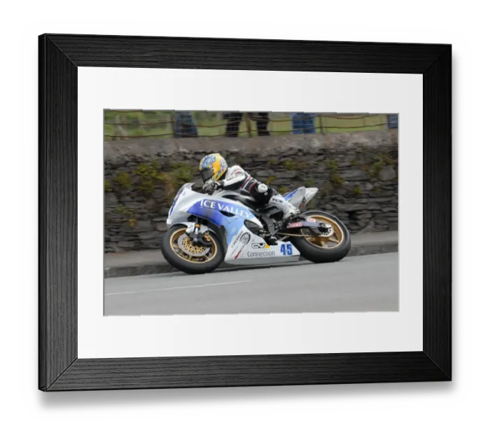Framed Print : Paul Shoesmith (Yamaha) 2010 Supersport TT Framed Print : Paul Shoesmith (Yamaha) 2010 Supersport TT