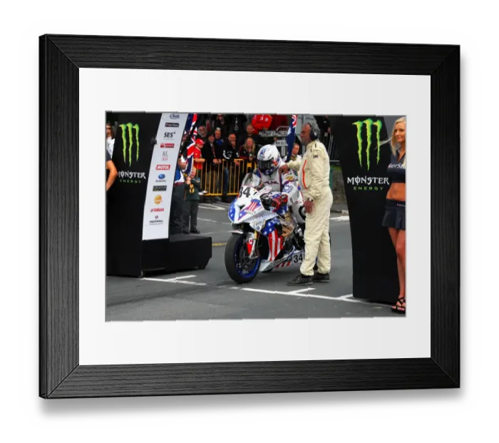 Framed Print : Paul Shoesmith (BMW) 2014 Senior TT Framed Print : Paul Shoesmith (BMW) 2014 Senior TT