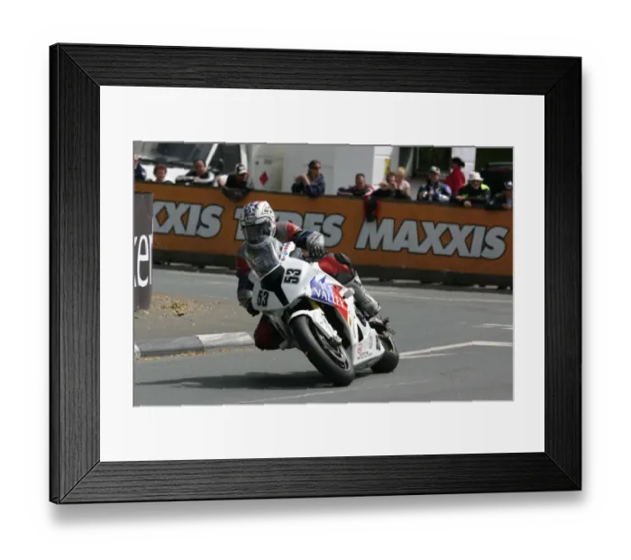 Framed Print : Paul Shoesmith (BMW) 2010 Senior TT Framed Print : Paul Shoesmith (BMW) 2010 Senior TT