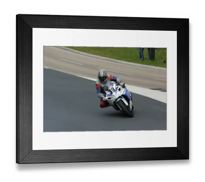 Framed Print : Paul Shoesmith (Yamaha) 2009 Senior TT Framed Print : Paul Shoesmith (Yamaha) 2009 Senior TT