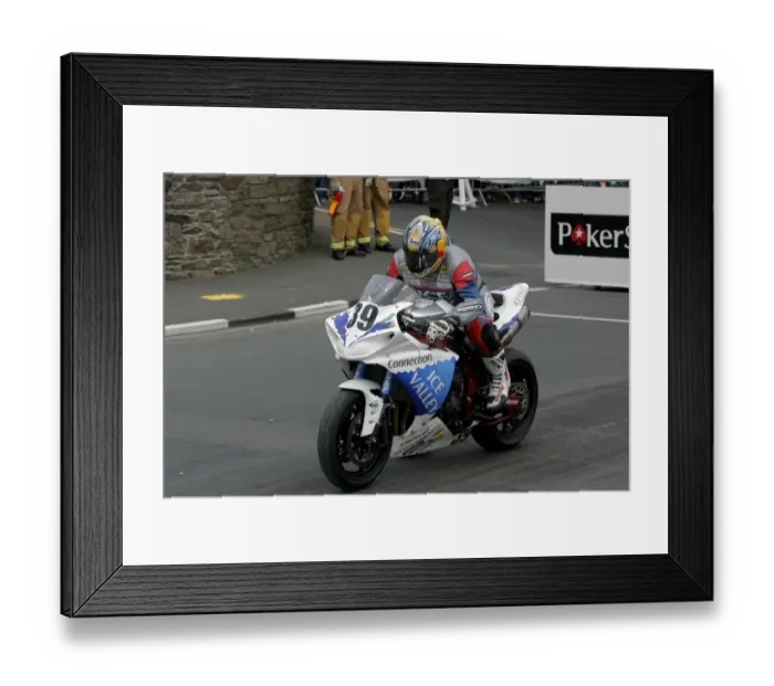 Framed Print : Paul Shoesmith (Yamaha) 2009 Senior TT Framed Print : Paul Shoesmith (Yamaha) 2009 Senior TT