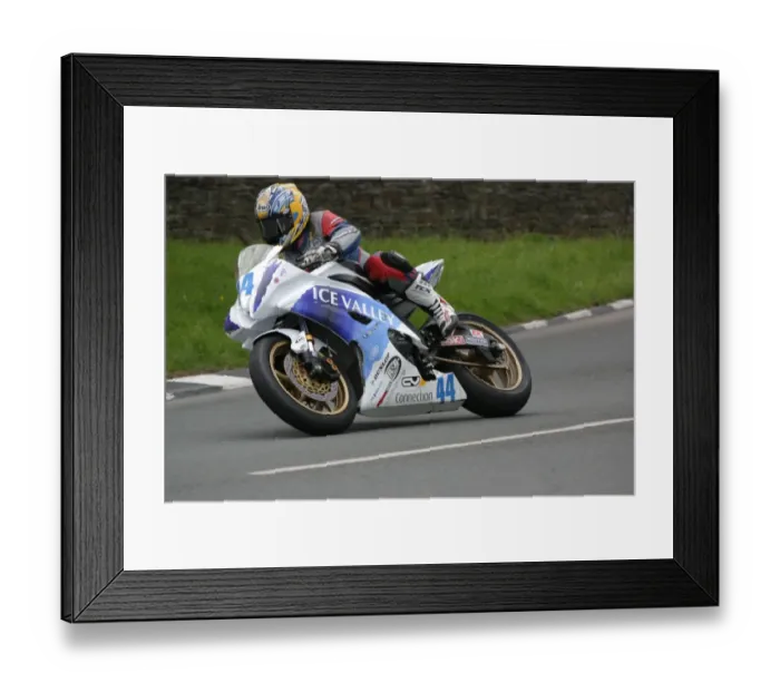 Framed Print : Paul Shoesmith (Yamaha) 2009 Supersport TT Framed Print : Paul Shoesmith (Yamaha) 2009 Supersport TT