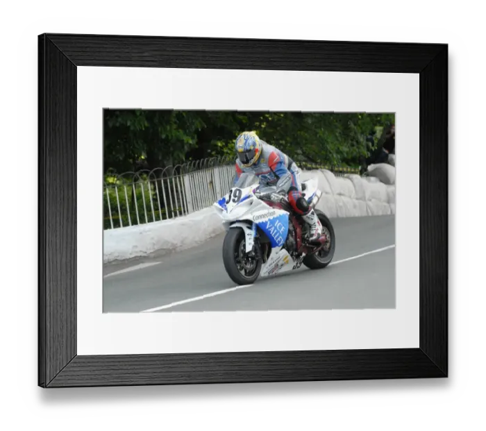 Framed Print : Paul Shoesmith (Yamaha) 2009 Superbike TT Framed Print : Paul Shoesmith (Yamaha) 2009 Superbike TT