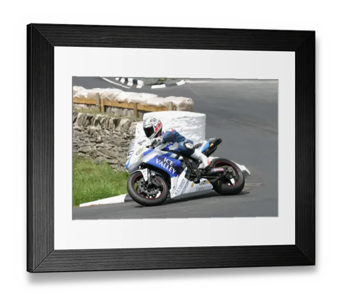 Framed Print : Paul Shoesmith (Yamaha) 2008 Senior TT Framed Print : Paul Shoesmith (Yamaha) 2008 Senior TT