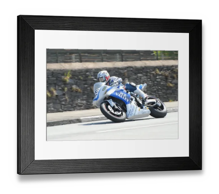 Framed Print : Paul Shoesmith (Yamaha) 2008 Senior TT Framed Print : Paul Shoesmith (Yamaha) 2008 Senior TT