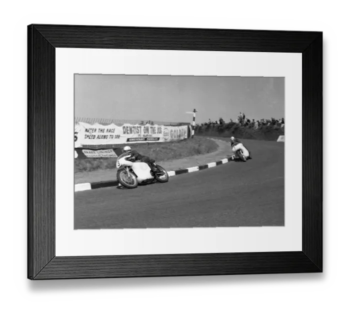 Framed Print : Derek Minter (Norton) & Mike Hailwood (AJS) 1961 Junior TT