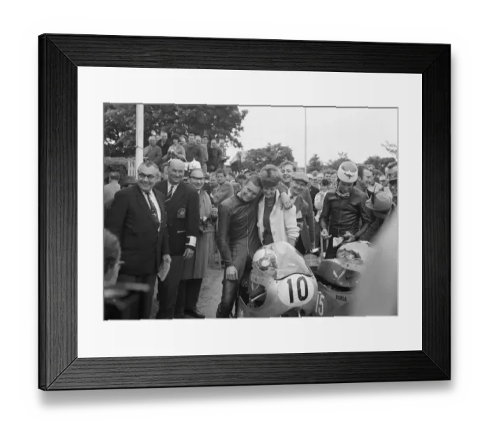 Framed Print : Mike Hailwood (Honda) 1961 Lightweight TT Framed Print : Mike Hailwood (Honda) 1961 Lightweight TT