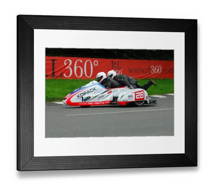 Framed Print : Mike Roscher & Ben Hughes (Suzuki) 2016 Sidecar A TT Framed Print : Mike Roscher & Ben Hughes (Suzuki) 2016 Sidecar A TT