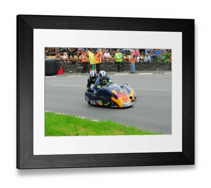 Framed Print : Dave Quirk & Robert Lunt (Ireson Suzuki) 2016 Sidecar A TT Framed Print : Dave Quirk & Robert Lunt (Ireson Suzuki) 2016 Sidecar A TT