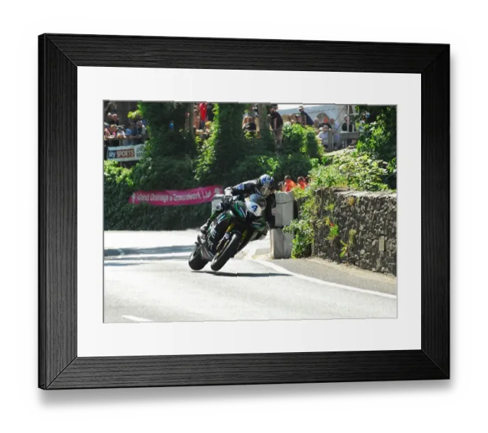 Framed Print : Ian Hutchinson (Yamaha) 2016 Supersport 1 TT