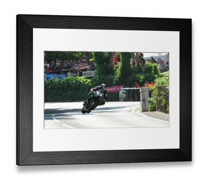 Framed Print : Ian Hutchinson (Yamaha) 2016 Supersport 1 TT Framed Print : Ian Hutchinson (Yamaha) 2016 Supersport 1 TT