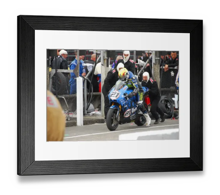 Framed Print : Ian Lougher (Suter) 2016 Senior TT Framed Print : Ian Lougher (Suter) 2016 Senior TT
