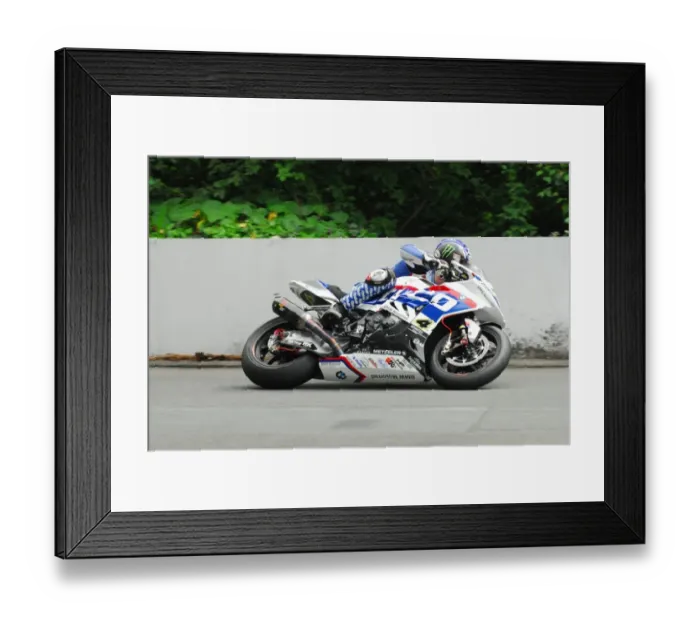 Framed Print : Ian Hutchinson (BMW) 2016 Senior TT Framed Print : Ian Hutchinson (BMW) 2016 Senior TT