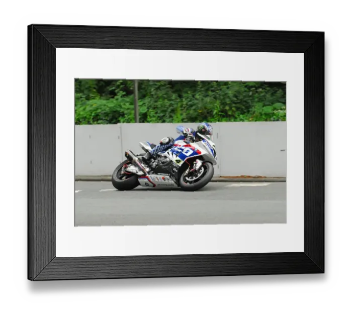 Framed Print : Ian Hutchinson (BMW) 2016 Senior TT Framed Print : Ian Hutchinson (BMW) 2016 Senior TT
