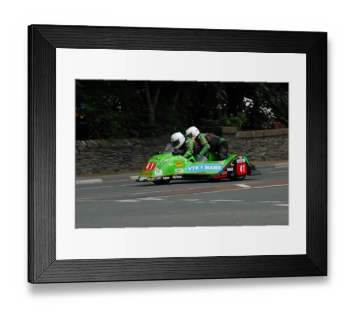 Framed Print : Kenny Howles & Dave Mahon (Ireson Suzuki) 2016 Sidecar 2 TT Framed Print : Kenny Howles & Dave Mahon (Ireson Suzuki) 2016 Sidecar 2 TT