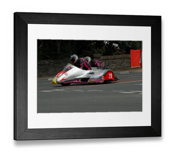 Framed Print : Peter Alton & Keith Brotherton (Yamaha Baker) 2016 Sidecar 2 TT Framed Print : Peter Alton & Keith Brotherton (Yamaha Baker) 2016 Sidecar 2 TT