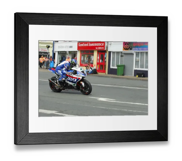 Framed Print : Ian Hutchinson (BMW) 2016 Senior TT Framed Print : Ian Hutchinson (BMW) 2016 Senior TT