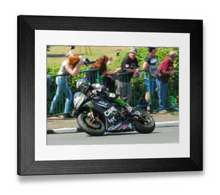 Framed Print : Ian Hutchinson (Yamaha) 2016 Supersport 2 TT Framed Print : Ian Hutchinson (Yamaha) 2016 Supersport 2 TT