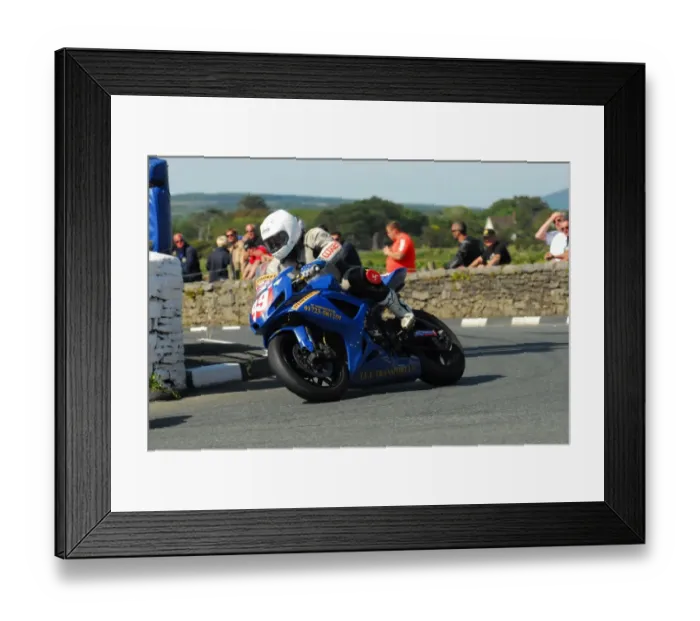 Framed Print : Mark Coggon (Suzuki) 2015 Southern 100 Framed Print : Mark Coggon (Suzuki) 2015 Southern 100