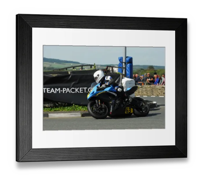 Framed Print : Stuart Bedford (Suzuki) 2015 Southern 100 Framed Print : Stuart Bedford (Suzuki) 2015 Southern 100