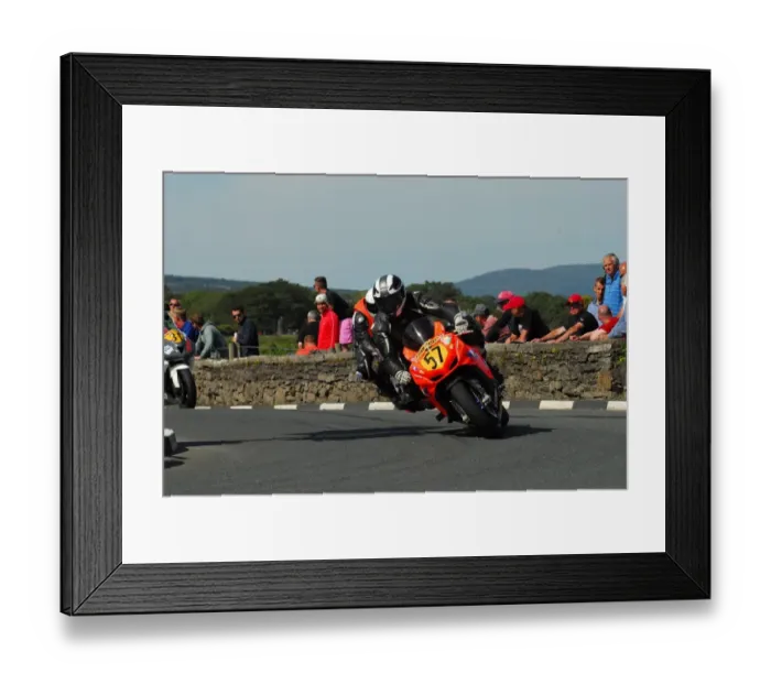 Framed Print : Robert Mitchel-Hill (Suzuki) 2015 Southern 100 Framed Print : Robert Mitchel-Hill (Suzuki) 2015 Southern 100