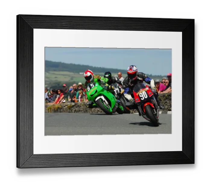 Framed Print : Jeremy Hill (Honda) and Neil Pearson (Kawasaki) 2015 Southern 100