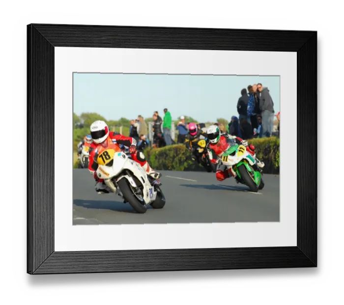 Framed Print : James Hinchliffe (Kawasaki) and Tommaso Totti (Kawasaki) 2015 Southern 100 Framed Print : James Hinchliffe (Kawasaki) and Tommaso Totti (Kawasaki) 2015 Southern 100