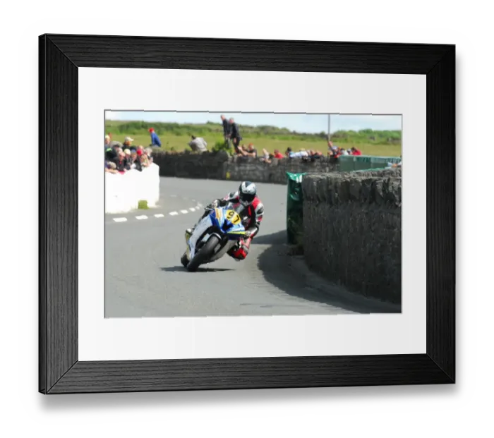 Framed Print : Seamus Elliott (Yamaha) 2015 Southern 100 Framed Print : Seamus Elliott (Yamaha) 2015 Southern 100