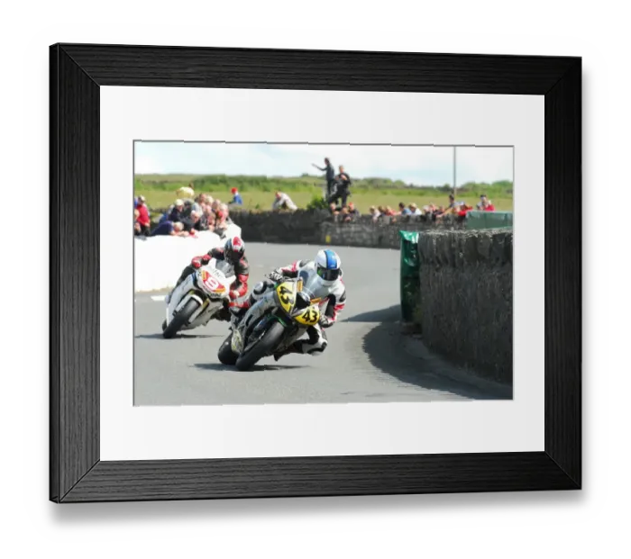 Framed Print : Joe Newbould (Kawasaki) and Mick Goodings (Kawasaki) 2015 Southern 100 Framed Print : Joe Newbould (Kawasaki) and Mick Goodings (Kawasaki) 2015 Southern 100