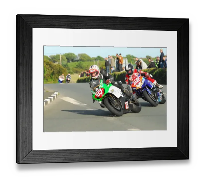 Framed Print : Anthony Redmond (Suzuki) and James Cowton (Honda) 2015 Southern 100 Framed Print : Anthony Redmond (Suzuki) and James Cowton (Honda) 2015 Southern 100